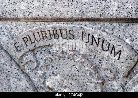 Worte E Pluribus Unum über der US-Siegel, in Stein gemeißelt auf dem World war II Memorial, Washington, DC, USA Stockfoto