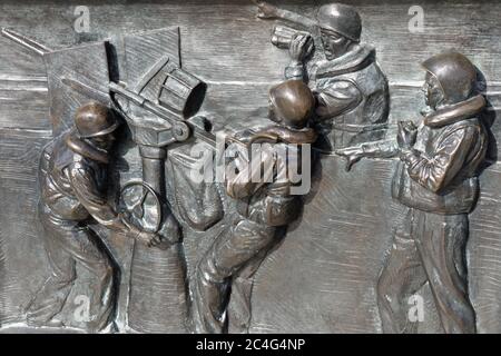 US-Soldaten schießen Anti-Flugzeug-Pistole während der Schlacht am Atlantik. Bronzebasrelief auf dem Denkmal des Zweiten Weltkriegs, Washington, DC, USA. Stockfoto