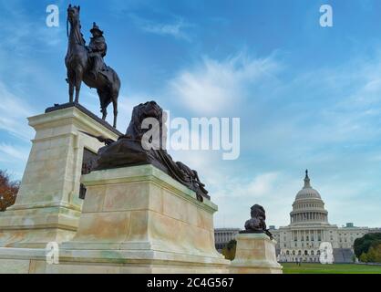 Das US-Kapitolgebäude ist hinter großen Bronzeskulpturen des Ulysses S. Grant Memorial, Washington, DC, USA zu sehen Stockfoto