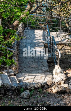 Steintreppe nach der Renovierung auf dem Weg, der vom St. George Kloster zum Jasper Strand, Kap Fiolent, Krim Russland etwa 800 Stufen führt Stockfoto