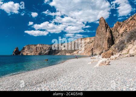 Panoramablick auf leeren Kiesstrand mit klarem azurblauen Wasser und geschichteten Felsen, Jasper Beach, Fiolent, Balaklava, Stadt Sewastopol in Krim. Der Stockfoto