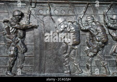 Fallschirmjäger bereit, aus einem Transportflugzeug zu springen. Bronzebasrelief auf dem Denkmal des Zweiten Weltkriegs, Washington, DC, USA. Stockfoto