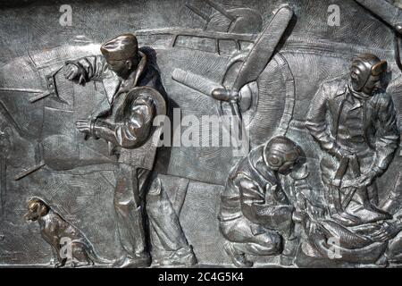 Besatzungsmitglieder des B-17 Fliegender Fortress Bombers. Bronzebasrelief auf dem Denkmal des Zweiten Weltkriegs, Washington, DC, USA. Stockfoto