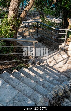 Steintreppe nach der Renovierung auf dem Weg, der vom St. George Kloster zum Jasper Strand, Kap Fiolent, Krim Russland führt. Berühmte 800 Schritte zum Stockfoto