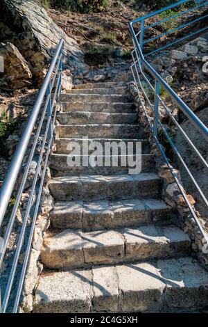 Steintreppe nach der Renovierung auf dem Weg, der vom St. George Kloster zum Jasper Strand, Kap Fiolent, Krim Russland etwa 800 Stufen führt Stockfoto