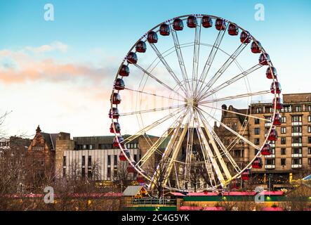 Riesenrad in Princes Street, Gardens on New Year's Day, Edinburgh, Schottland, Vereinigtes Königreich. Stockfoto