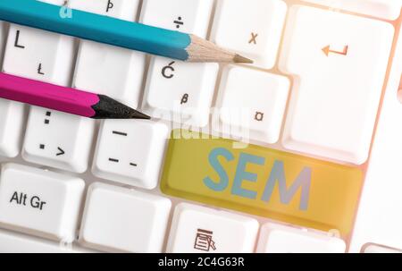 Konzeptionelle Handschrift mit Sem. Konzept Bedeutung Suchmaschinen-Marketing Internet-Marketing beinhaltet die Förderung der Website White pc-Tastatur mit e Stockfoto