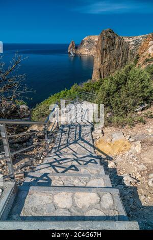 Steintreppe nach der Renovierung auf dem Weg, der vom St. George Kloster zum Jasper Strand, Kap Fiolent, Krim Russland führt. Berühmte 800 Schritte zum Stockfoto