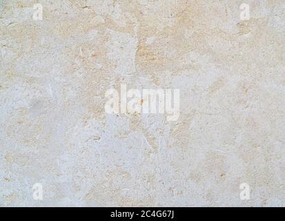 Dekorative beige Kalkstein Fliesen an der Fassade des Gebäudes als Hintergrund oder Hintergrund. Backstein Wand Textur Hintergrund. Mauerwerk oder Mauerwerk Stockfoto