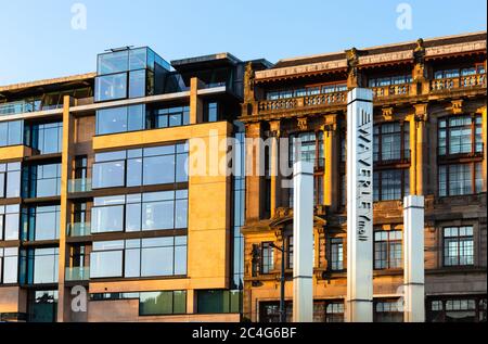 Waverley Mall Schild und Gebäude auf Princes Street, Edinburgh, Schottland, Großbritannien. Stockfoto