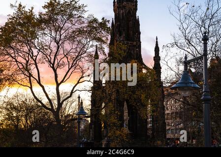 Eiserne Lampenpfosten und das Scott Monument bei Sonnenuntergang von der Waverley Bridge, Edinburgh, Schottland, Großbritannien. Stockfoto