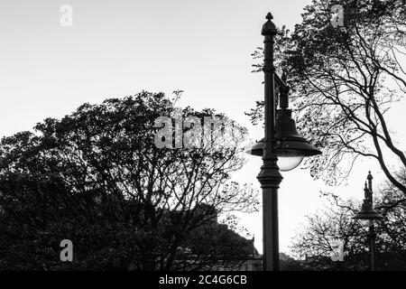 Monochrome (schwarz-weiß) Bild von Eisen-Lampe-Post und Edinburgh Altstadt, von Waverley Bridge, Edinburgh, Schottland, Großbritannien. Stockfoto