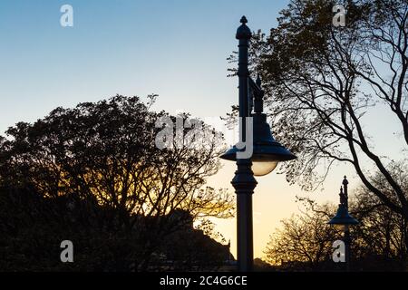 Eiserner Laternenpfosten und Edinburgh Old Town, von der Waverley Bridge, Edinburgh, Schottland, Großbritannien. Stockfoto