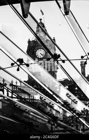 Monochromes (schwarz-weiß) Bild des Balmoral Hotels durch die Waverley Mall Eingangshalle gesehen, Edinburgh, Schottland, Großbritannien. Stockfoto