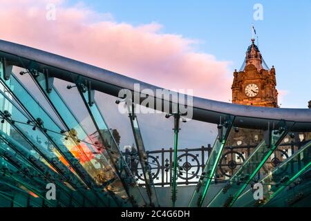 Waverley Mall Eingang Baldachin und The Balmoral Hotel, Edinburgh, Schottland, Großbritannien. Stockfoto