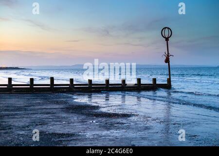 Groyne und Marker Post am Portobello Beach, Edinburgh, Schottland, Vereinigtes Königreich. Stockfoto