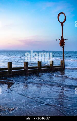 Groyne und Marker Post am Portobello Beach, Edinburgh, Schottland, Vereinigtes Königreich. Stockfoto