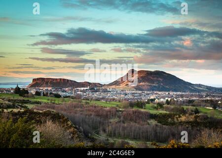 Blick über South Edinburgh bis zum Arthur's Seat und den Salisbury Crags, von den Braid Hills, Edinburgh. Stockfoto