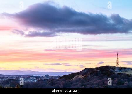 Blick auf Western Edinburgh, unmittelbar nach Sonnenuntergang, von den Braid Hills. Stockfoto