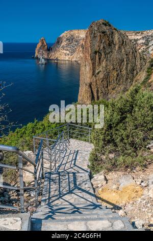 Steintreppe nach der Renovierung auf dem Weg, der vom St. George Kloster zum Jasper Strand, Kap Fiolent, Krim Russland etwa 800 Stufen führt Stockfoto