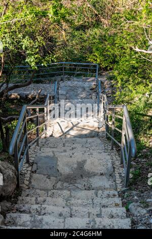 Steintreppe nach der Renovierung auf dem Weg, der vom St. George Kloster zum Jasper Strand, Kap Fiolent, Krim Russland etwa 800 Stufen führt Stockfoto