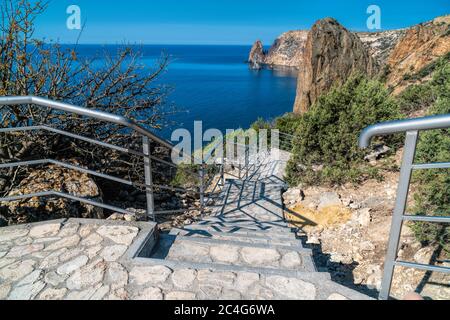 Steintreppe nach der Renovierung auf dem Weg, der vom St. George Kloster zum Jasper Strand, Kap Fiolent, Krim Russland etwa 800 Stufen führt Stockfoto