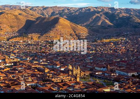 Skyline von Cusco mit dem Hauptplatz der Plaza de Armas und den Anden im Hintergrund bei Sonnenuntergang, Peru. 'Viva el Peru' = Es lebe Peru. Stockfoto