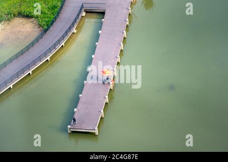 Ecopark Stadtgebiet, Hung Yen, Vietnam von oben - 24. Mai 2020: Ein Mann sitzt Angeln auf einem Pier in Ecopark Stadtgebiet, Hung Yen, Vietnam Stockfoto