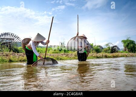 Kha Cuu Gemeinde, Tan Son Bezirk, Phu Tho Provinz, Vietnam - 28. Mai 2020: Ethnische Frauen fangen Fische in Bächen Stockfoto