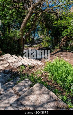 Alte Steintreppe auf dem Weg, der vom St. George Kloster zum Jasper Strand, Kap Fiolent, Krim Russland etwa 800 Schritte das Konzept der Stockfoto