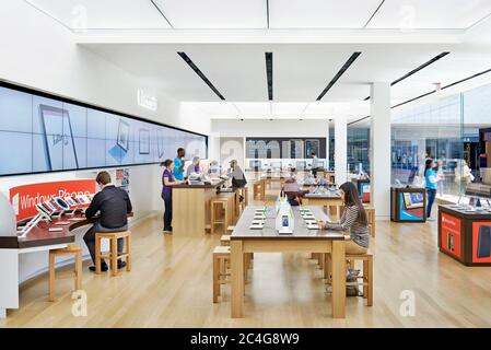 Microsoft-Einzelhandelsgeschäft in der Westfield Garden State Plaza Mall in New Jersey fotografiert von John Muggenborg. Stockfoto