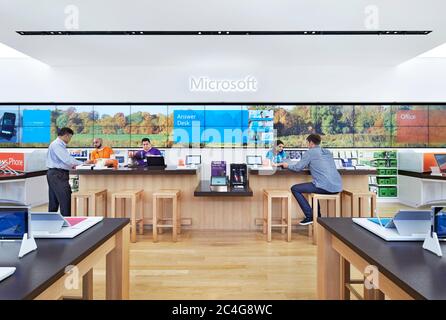 Microsoft-Einzelhandelsgeschäft in der Westfield Garden State Plaza Mall in New Jersey fotografiert von John Muggenborg. Stockfoto