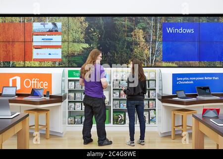 Microsoft-Einzelhandelsgeschäft in der Westfield Garden State Plaza Mall in New Jersey fotografiert von John Muggenborg. Stockfoto