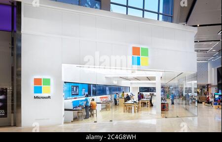 Microsoft-Einzelhandelsgeschäft in der Westfield Garden State Plaza Mall in New Jersey fotografiert von John Muggenborg. Stockfoto