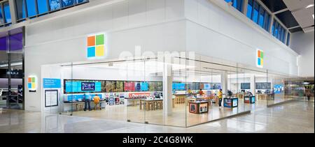 Microsoft-Einzelhandelsgeschäft in der Westfield Garden State Plaza Mall in New Jersey fotografiert von John Muggenborg. Stockfoto