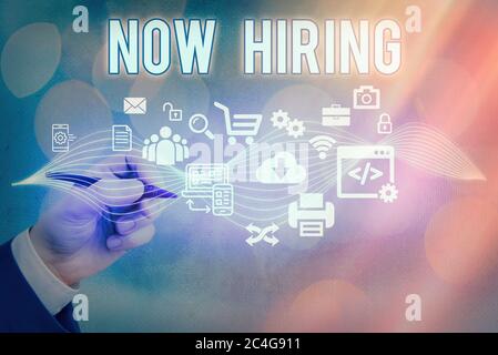 Textschild mit der Anzeige „Jetzt einstellen“. Business Foto Text ein Akt des Starts, jemanden für die Position qualifiziert beschäftigen Information digitale Technologie netwo Stockfoto