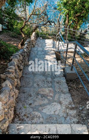 Steintreppe nach der Renovierung auf dem Weg, der vom St. George Kloster zum Jasper Strand, Kap Fiolent, Krim Russland führt. Berühmte 800 Schritte zum Stockfoto