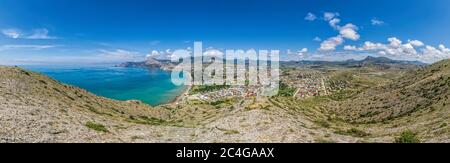 Landschaftlich Panoramaansicht auf Kurstadt Sudak in Krim vom Kap Altschak. Speicherplatz kopieren. Das Konzept eines harmonischen, entspannten, aktiven und gesunden Lebens Stockfoto