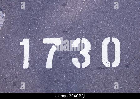 Die Nummer 1650 ist auf dem Asphalt in weißer Farbe gestrichen. Stockfoto