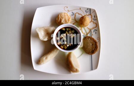 Empek-empek (gebratener herzhafter Fischkuchen) aus Palembang, Süd-Sumatra, Indonesien. Indonesisches Essen. Stockfoto