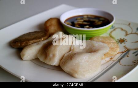 Empek-empek (gebratener herzhafter Fischkuchen) aus Palembang, Süd-Sumatra, Indonesien. Indonesisches Essen. Stockfoto