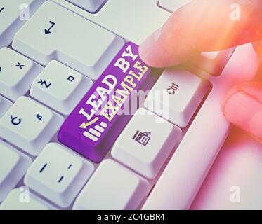 Handgeschrittender Text mit Beispiel. Konzeptionelles Foto sei ein Vorbild, indem du die Regeln befolge und Beispiele gibst Stockfoto