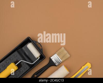 Werkzeug für die Erstellung. Reparaturwerkzeug. Beigefarbener Hintergrund. Set von Haus Maler. Stockfoto