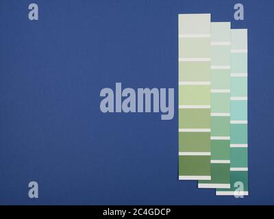 Die Schattierungen von Grün auf einem blauen Hintergrund. Die Paletten der grünen Farben. Stockfoto