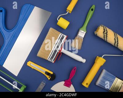 Set von Bauwerkzeugen auf blauem Hintergrund. Das Konzept der Reparatur. Stockfoto