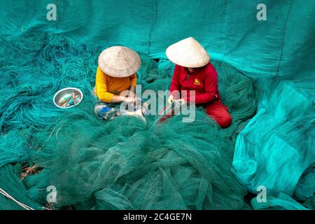 Thai Thuy District, Thai Binh Province, Vietnam - 27. Mai 2020: Zwei nicht identifizierte Frauen flicken ein Fangnetz im Thai Thuy District, Thai Binh Prov Stockfoto