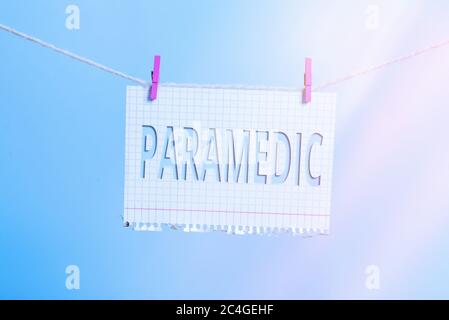 Textzeichen mit Paramedic. Business Foto Text ein Gesundheitsarbeiter mit einem Know-how in der medizinischen Notarbeit Wäscheleine Wäscheklammer Rechteck geformt Stockfoto