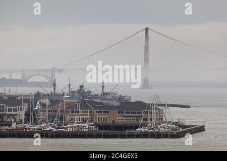 Golden Gate Brücke im Nebel Stockfoto