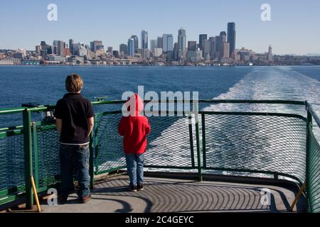 Skyline von Seattle von der Fähre Stockfoto