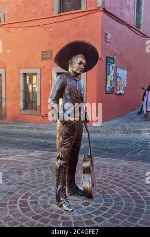 Guanajuato, Guanajuato, Mexiko - 17. Oktober 2005: Jorje Negrete Statue, berühmte mexikanische klassische Schauspieler, Sänger und Musiker.. Stockfoto